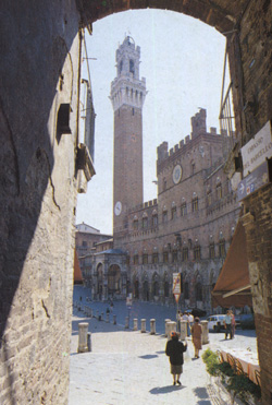 Torre del Mangia facing Piazza del Campo